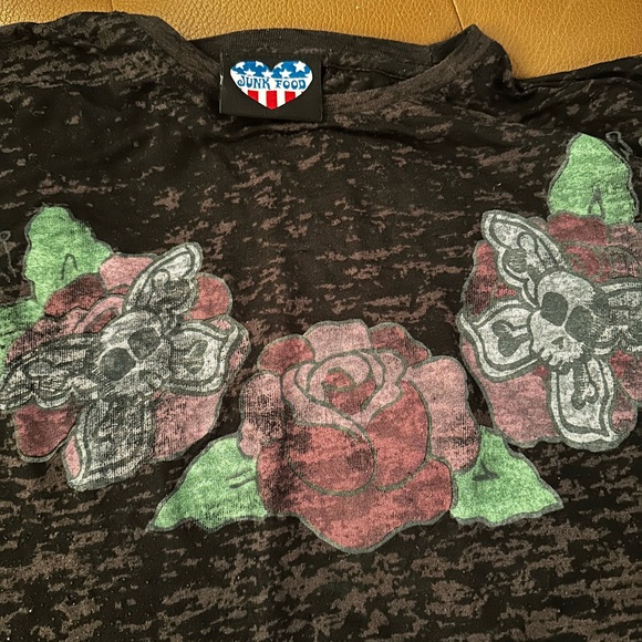 Junk Food Skull & Rose Graphic Tee S/M Black Gray Semi-Sheer
T-Shirt 💀🌹 - Picture 4 of 5